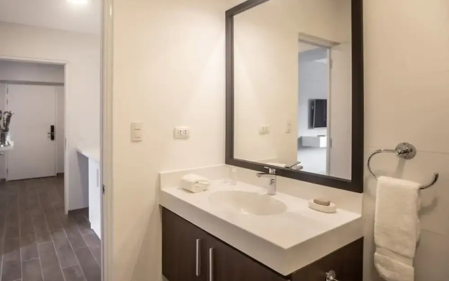 w Spacious 2BR in the Heart of Miraflores