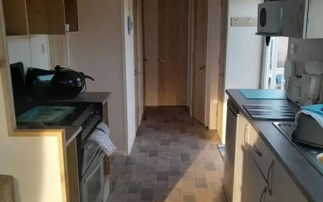 3 Bed-sleeps 6-pets-parking-5 Min to Beach