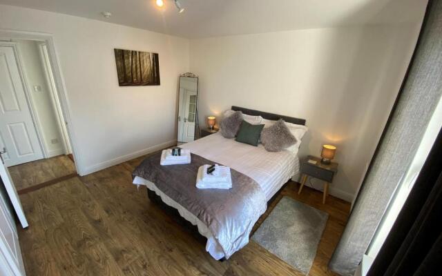 Eastcliffe Penthouse, 2 beds & bathrooms with parking