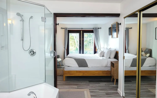 Tofino Oceanfront Hotel Suite 3