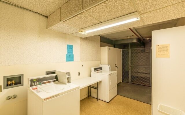 Waikiki Banyan W/ocean Views Free Parking