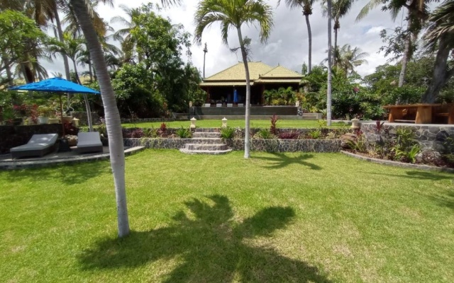 Lali Jiwa - Absolute Beachfront, Private 3BR Villa with Private Pool on 1200m2 of Tropical Land