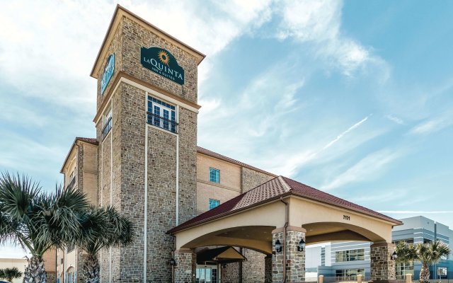 La Quinta Inn & Suites by Wyndham Dallas Grand Prairie South