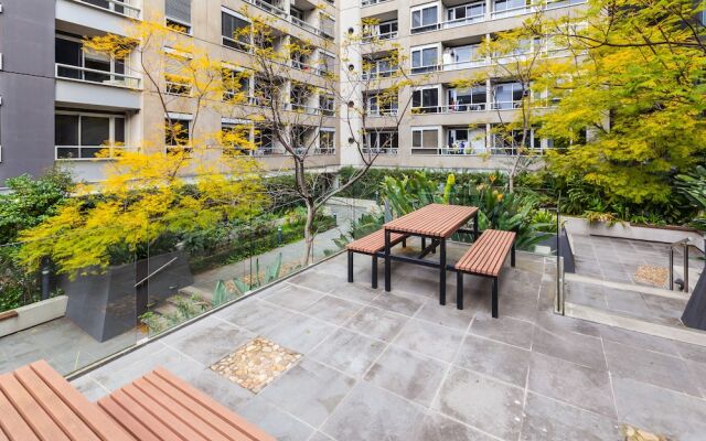 WESLEY, 2BDR Carlton Apartment