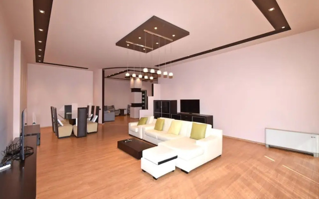 Spacious Apartment by Luxe Group TT606