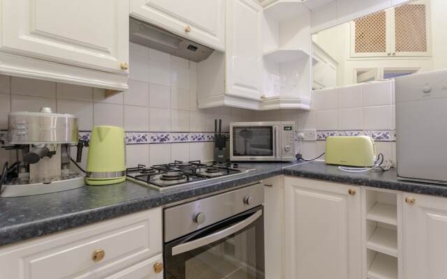 Traditional 2 Bedroom Flat in South Kensington