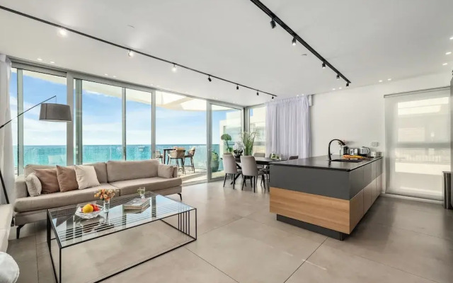 Rooftop Jacuzzi Penthouse by Sea N' Rent