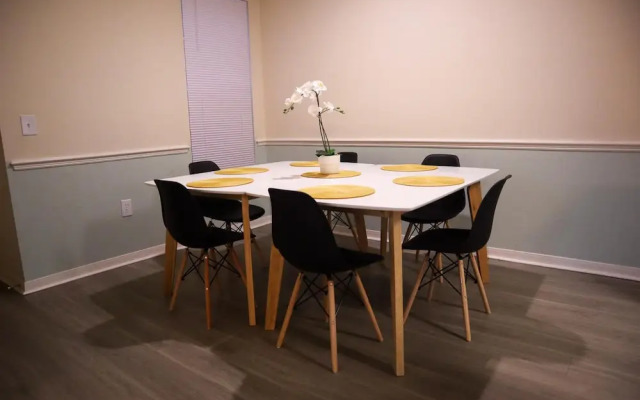 Great location and upgraded apartment!