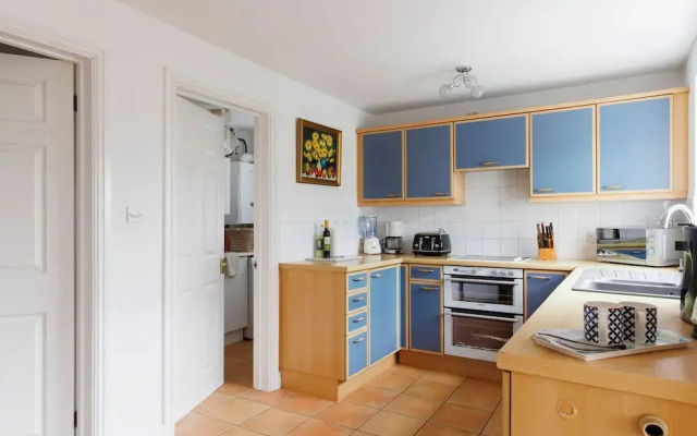 Spacious 4-bed Seaside Retreat in Selsey