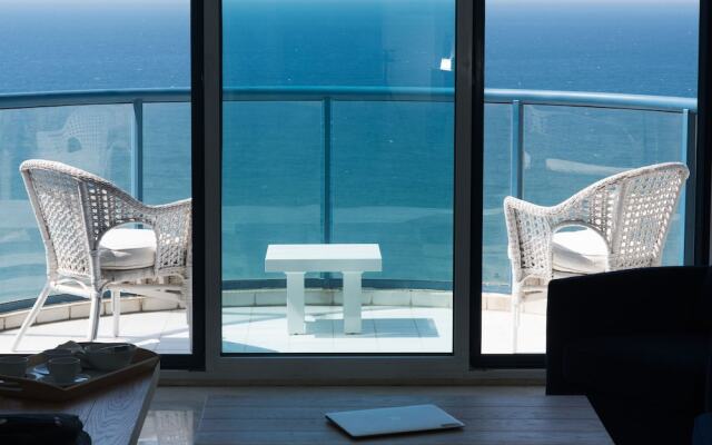 Luxurious Apt W Panoramic Sea View - 75m