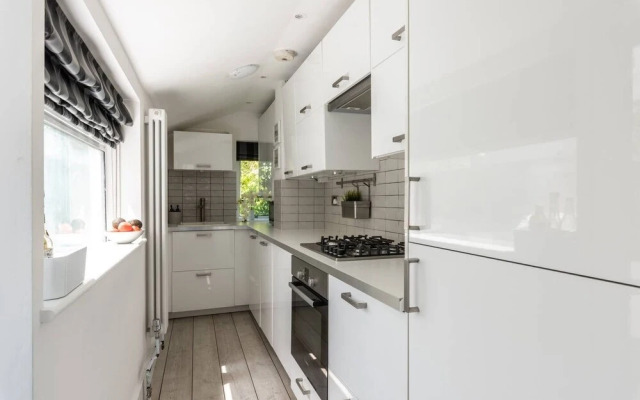 Central Town House With Garden 2 Mins From Beach!