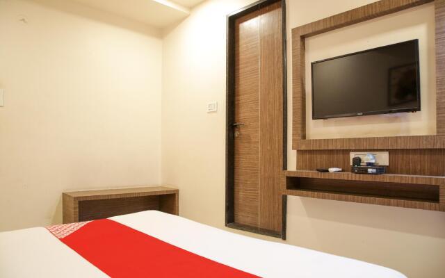 OYO 77228 Hgc Comfort Room's