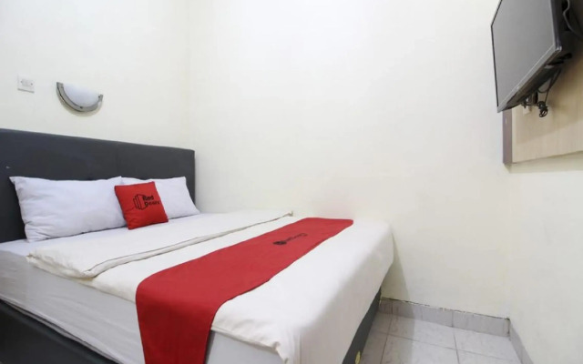 RedDoorz Plus near Stadion Mandala Krida