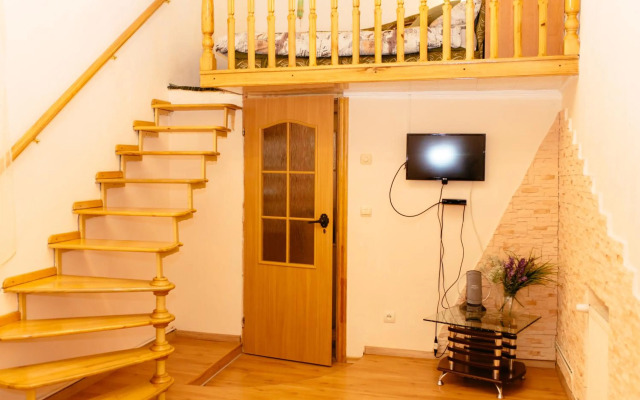 Біля цирку (Near the circus)