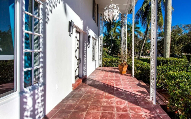 Chateau Hollywood Luxury Home & Pool near Hollywood Broadwalk