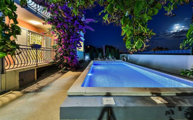 Nice Home in Kastel Luksic With Wifi and 6 Bedrooms