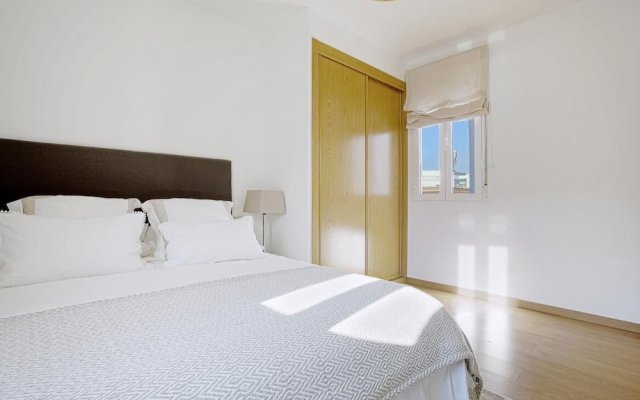 Beautifuly Decorated 2 Bd Apart With Private Terrace. Reina Sofia Terrace