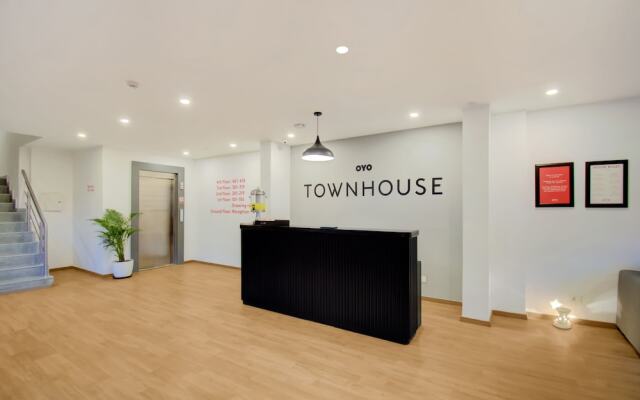 OYO Townhouse 165 Netaji Road