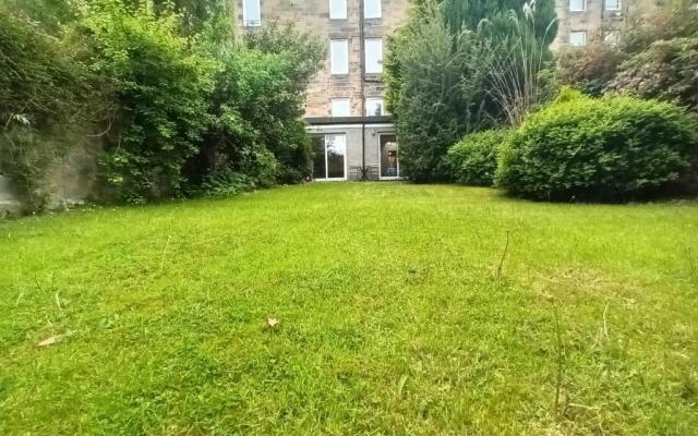 Central Modern Apartment with Free Parking And Private Garden