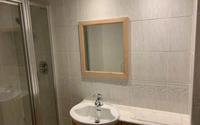 Royal Oak Apartment in Manchester Central Location