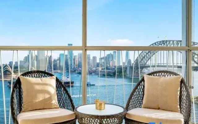 Sydney's Landmark Views from Luxury 2Bd Apt
