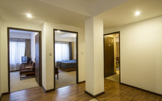 Hotel Ambassador, Chauni