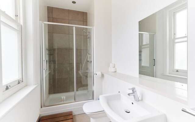 The Woolwich Retreat - Enticing 5bdr House With Parking