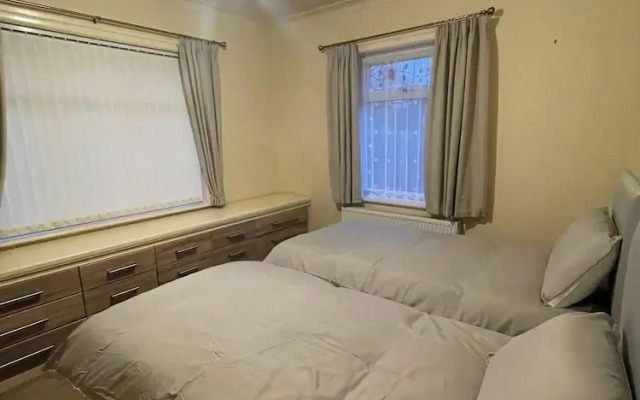 Charming Home in Huddersfield w/ Parking Petsok