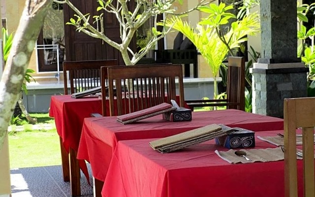 Yogi Beach Bungalow & Restaurant Lembongan