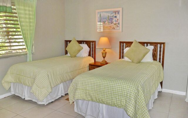 Idyllic Condo With Brief Walk to Beach and Restaurants