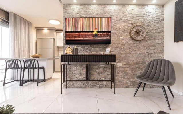 Renovated 2 BR with 2 BTH front Mamilla Mall
