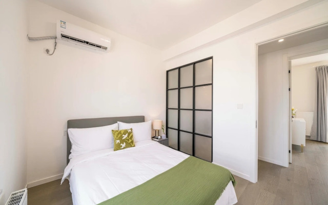 Tyms Elegant 4BR 2BA Apt in Xujiahui