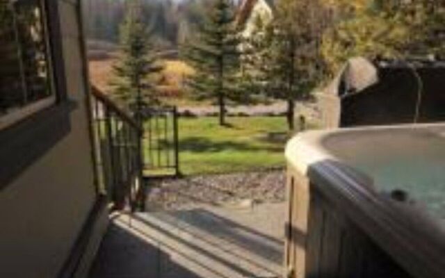 Pinnacle Ridge Chalets by Fernie Lodging Co