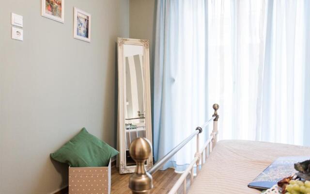 Charming Acropolis Metro Station apartment, clean and cozy