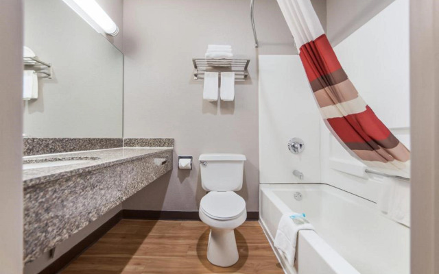 Red Roof Inn & Suites Omaha - Council Bluffs