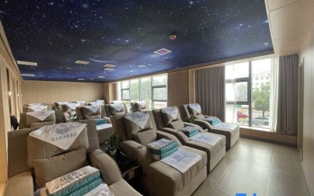 Ruoshuiyuan Tangquan Hotel (Tanghe Wenfeng South Road Railway Station)