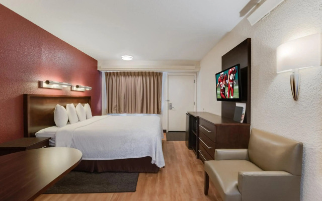 Super 8 by Wyndham Deerfield/Northbrook