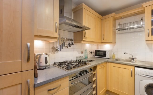 393 Delightful 2 Bedroom Apartment off the Royal Mile With Secure Parking