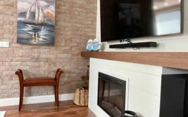 Executive 2 Bedroom Apartment + Parking