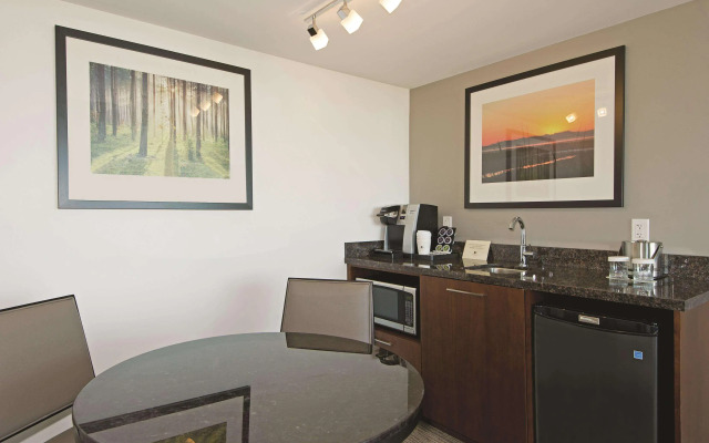 DoubleTree by Hilton Hotel & Suites Victoria
