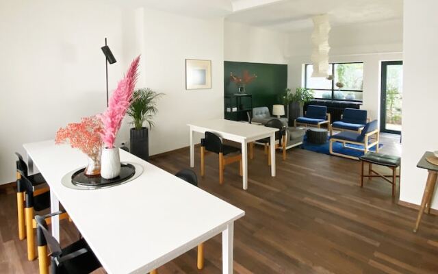B & B Expohouse