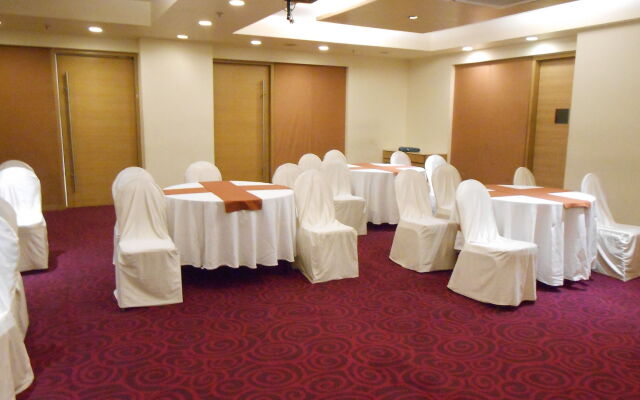 Noorya Business & Banquet Hotel