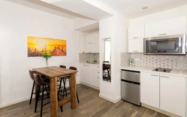 Apartments at 100 Collins