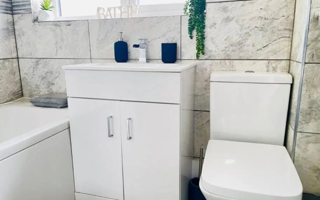 Mayfair Place - Cosy 3 Bedroom House with Free Parking