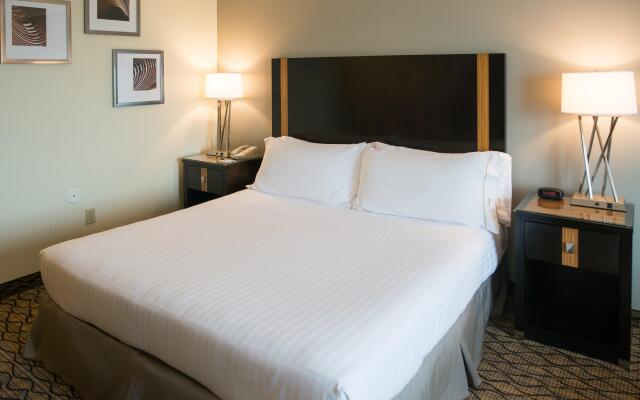 Holiday Inn Express Hotel & Suites Chanhassen, an IHG Hotel