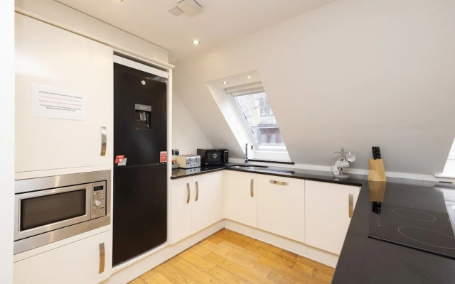JOIVY Inviting Flat Near Edinburgh Castle W/ Parking