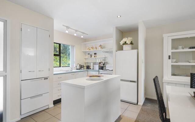 Stylish Central 2BR Apt nr Hospital