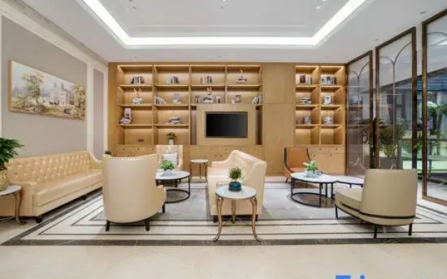 Vienna Hotel (Auto Expo Center Jintong Road Metro Station)