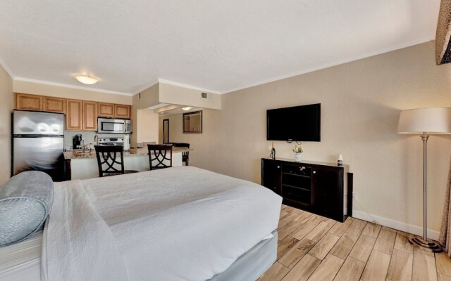 Seaside Luxury Oasis with balcony