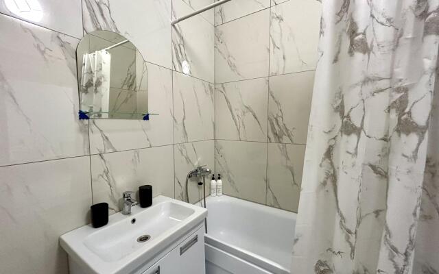 4 Сезона на улице Академика Сулейманова 10